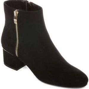 Liz Claiborne Goldie Womens Bootie

- Wide Width